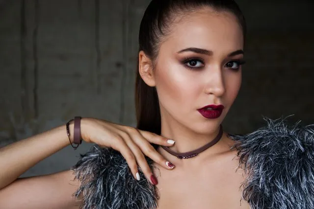 Srebrny choker, który doskonale akcentuje indywidualny styl